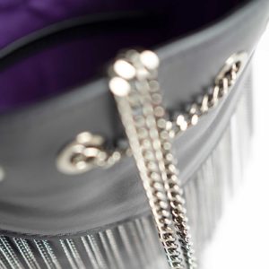 Dettaglio catena borsa a secchiello mini nera Ninael con frange in ottone - Mini V Bucket
